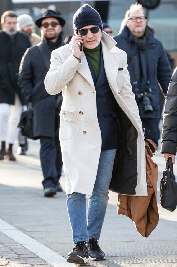 白やベージュのコートはデニムでサラリと着流す