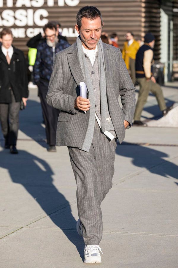 グレーセットアップも白合わせでさらに洒脱