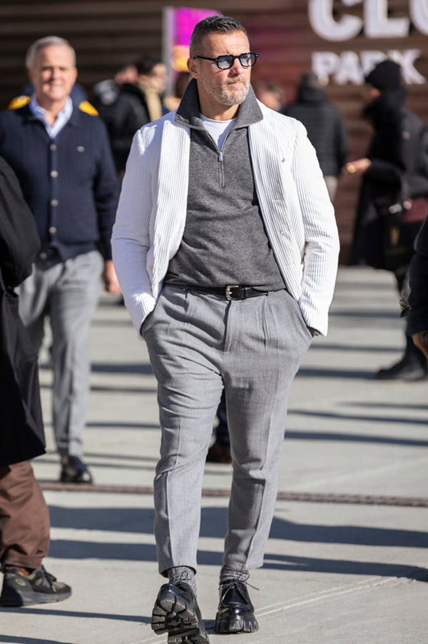 グレーとホワイトでカジュアルを洗練