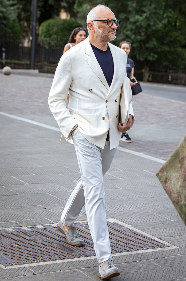 定番の白を“逆転配合”で差別化