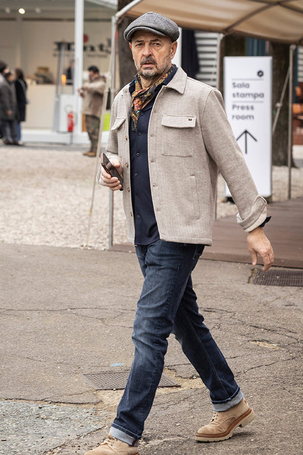 タフなアウターは淡色で品良く