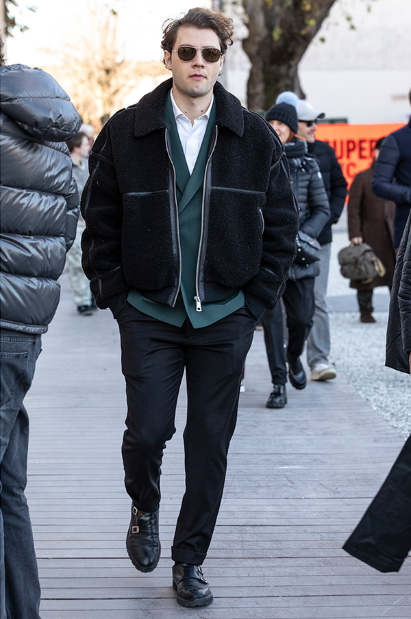 ミリタリーな黒レザーがいまどきです！