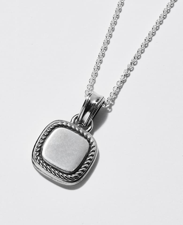 CUSHION ENCLOSED SIGNET PENDAN