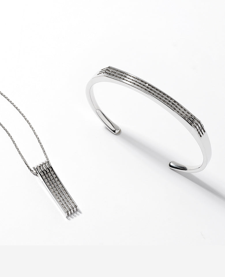 Diamond Bangle
ダイヤモンドバングル